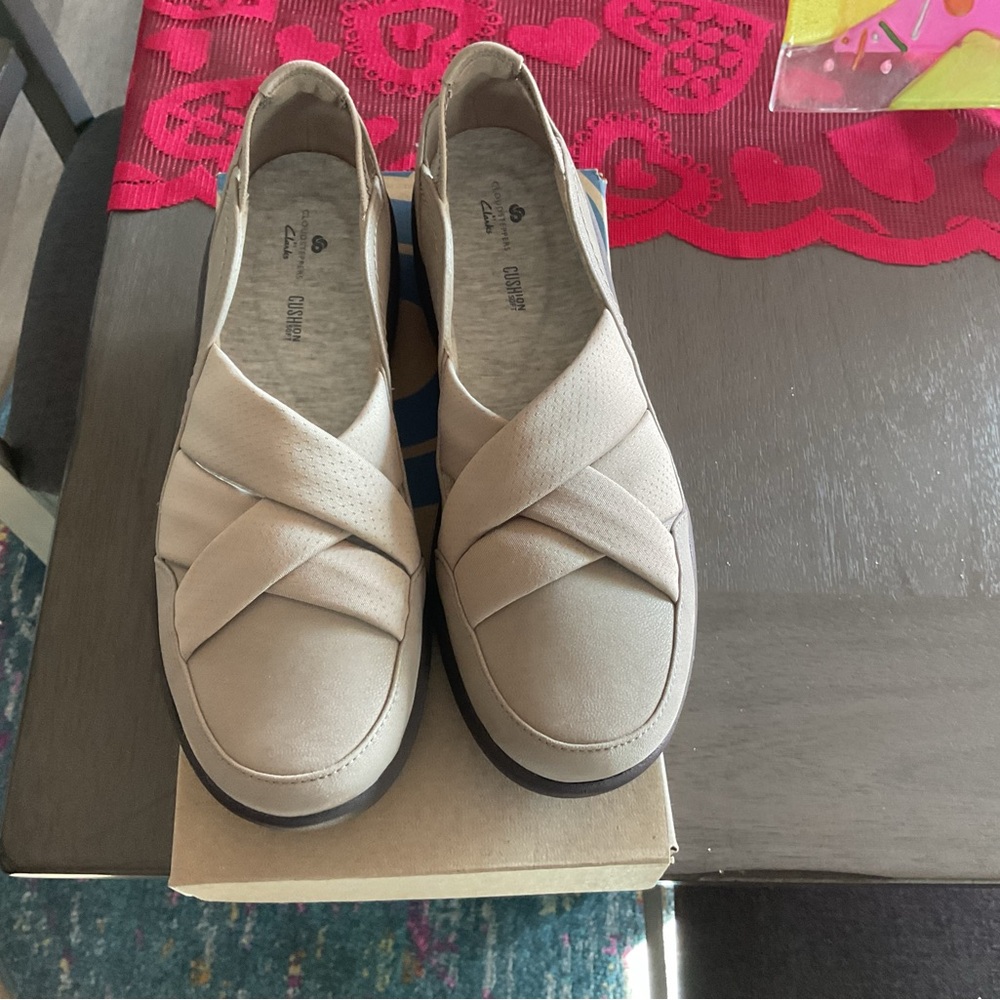 Clarks Women's Tan Cloud stepper Flats
